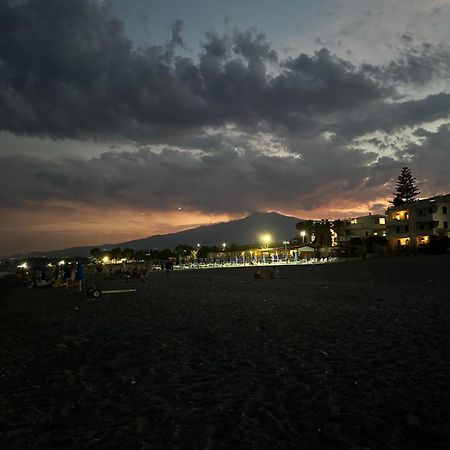 Appartamento I Puritani On The Beach 지아르디니낙소스 외부 사진