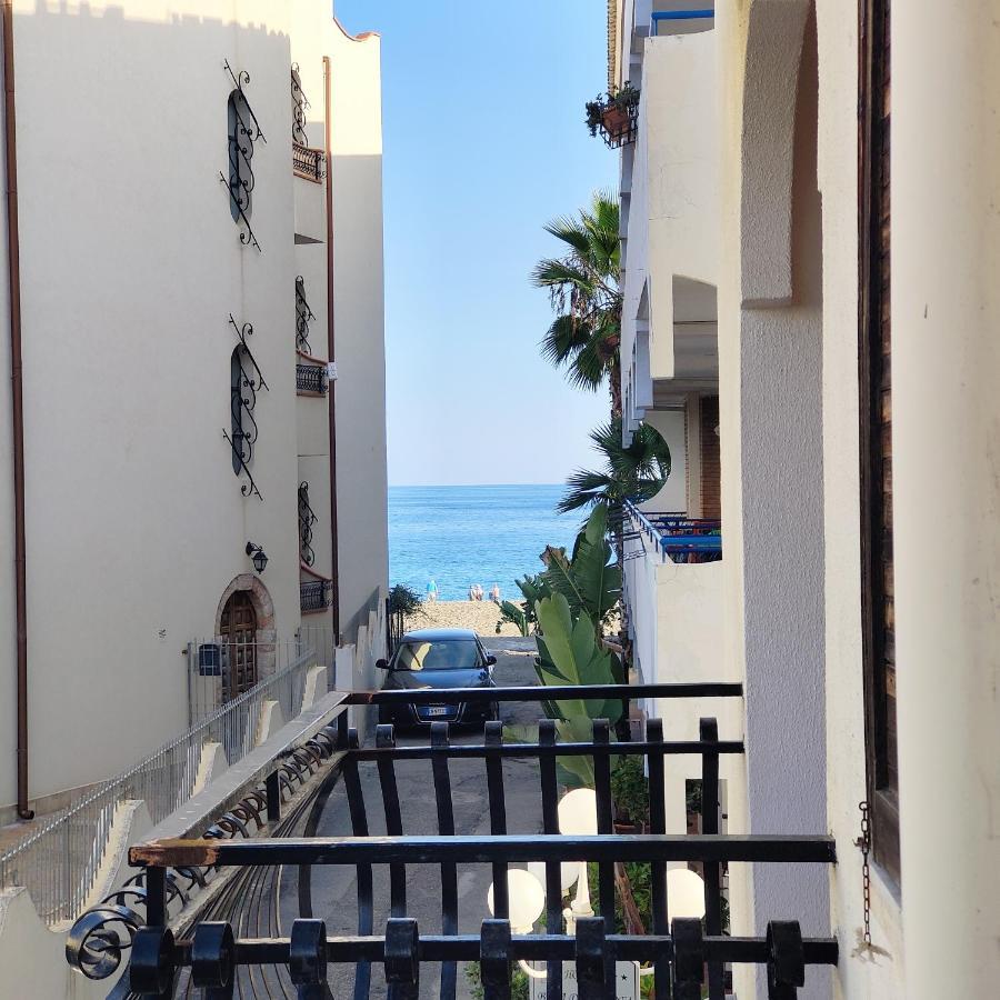 Appartamento I Puritani On The Beach 지아르디니낙소스 외부 사진