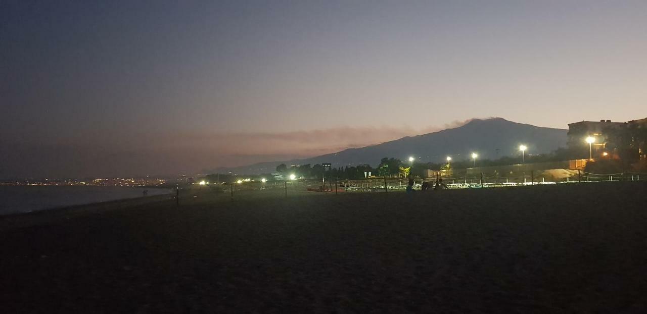 Appartamento I Puritani On The Beach 지아르디니낙소스 외부 사진