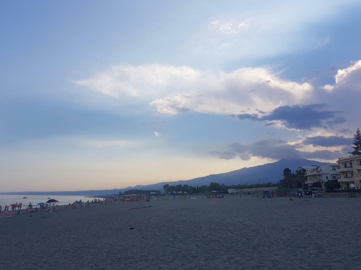 Appartamento I Puritani On The Beach 지아르디니낙소스 외부 사진
