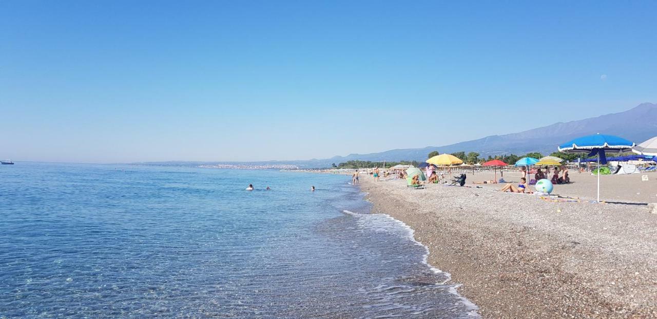 Appartamento I Puritani On The Beach 지아르디니낙소스 외부 사진